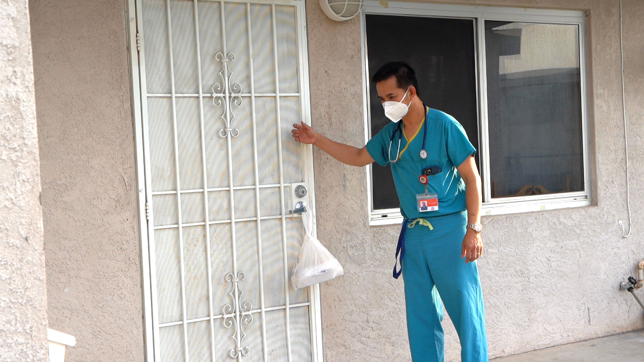 Bác sĩ gốc Việt chữa COVID-19, đưa thức ăn cho bệnh nhân vùng biên giới Mexico