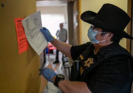 Cảnh sát đến niêm yết thông báo đuổi nhà ở Phoenix, Arizona. (Hình minh họa: John Moore/Getty Images)