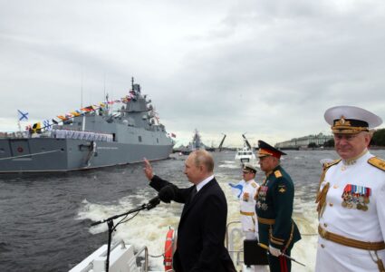 Ông Vladimir Putin, tổng thống Nga, trong lần thăm hạm đội Nga. (Hình minh họa: Mikhail Klimentyev/Sputnik Host Photo Agency/AFP via Getty Images)