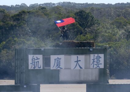 Một người lính phất cờ Đài Loan trong cuộc tập trận ở Hsinchu. (Hình: Sam Yeh/AFP via Getty Images)