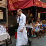 Một nhân viên nhà hàng ở thành phố New York. (Hình minh họa: Spencer Platt/Getty Images)