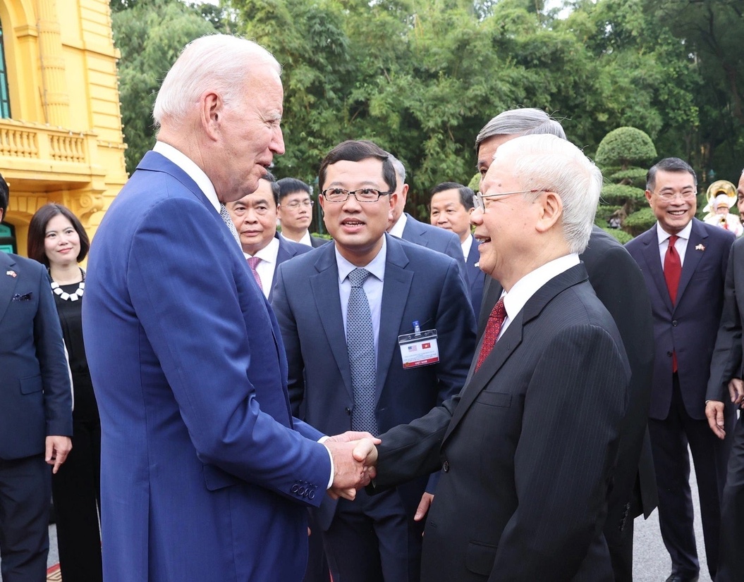 Nguyễn Phú Trọng ‘tươi như hoa’ khi đón tiếp Biden ở Hà Nội